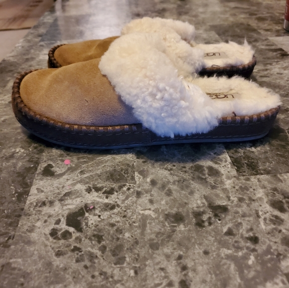 Boys ugg slippers - Picture 4 of 6